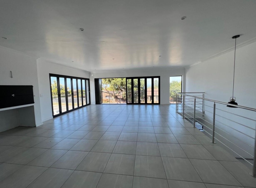 5 Bedroom Property for Sale in Wavecrest Eastern Cape
